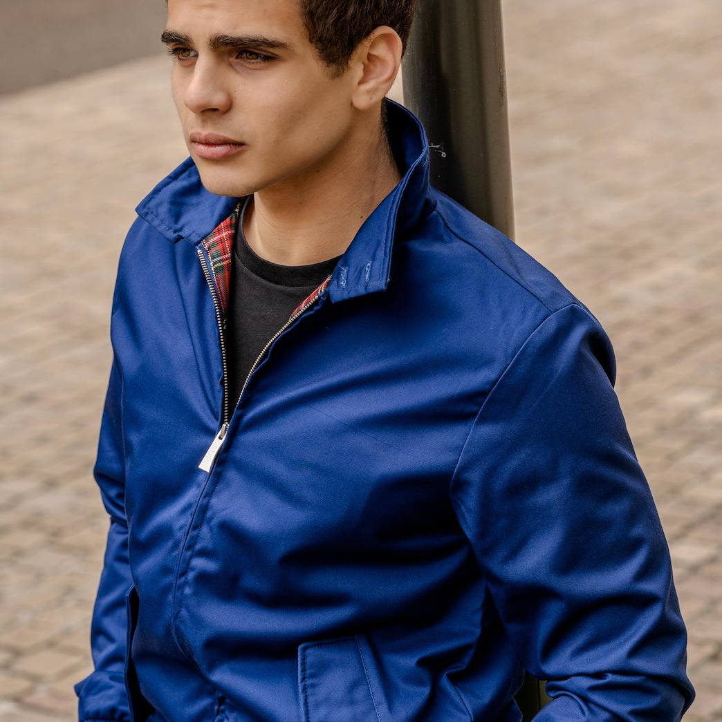 Comment porter une Harrington homme (15 tenues + erreurs à éviter)